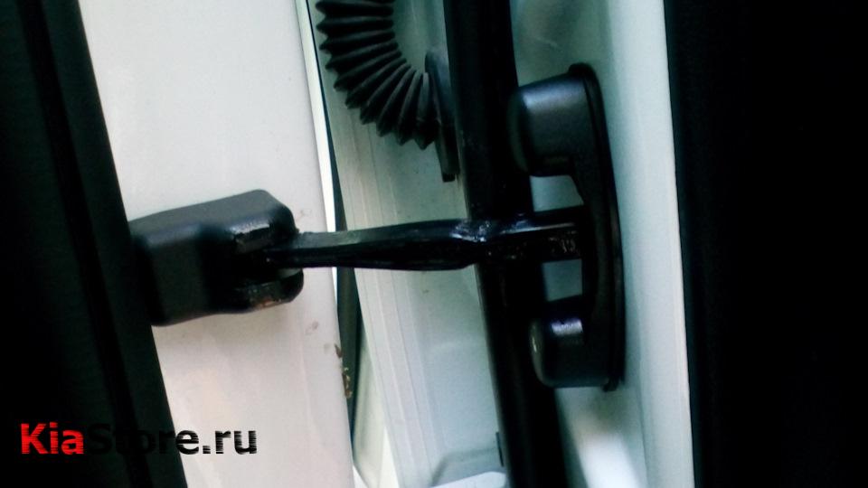 Кожух ограничителя двери Киа Рио